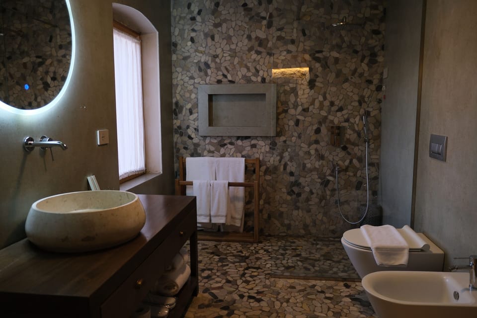 Family Room | Bathroom | Shower, free toiletries, hair dryer, bathrobes