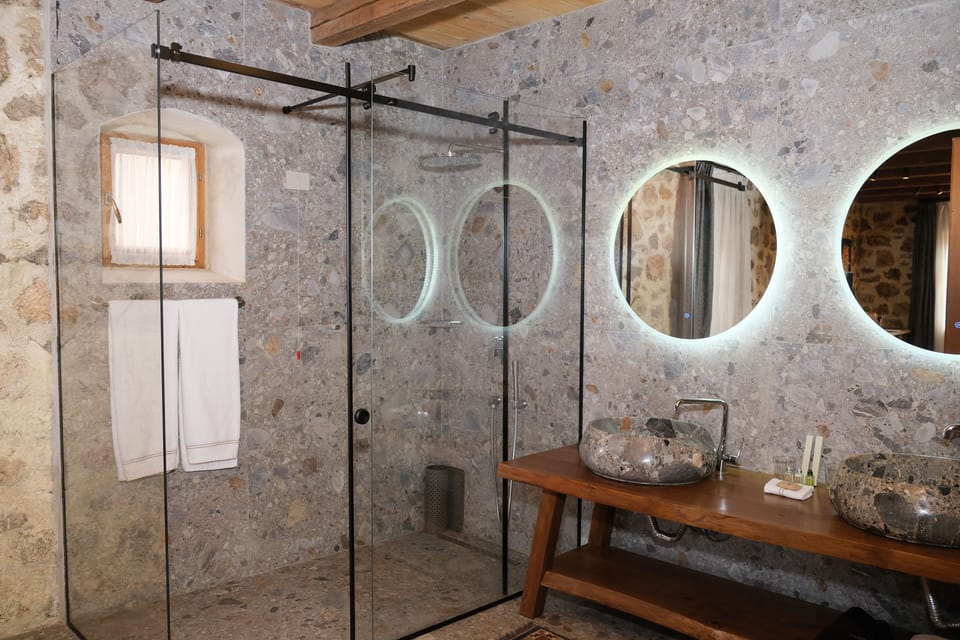 Superior Standard Room | Bathroom | Shower, free toiletries, hair dryer, bathrobes