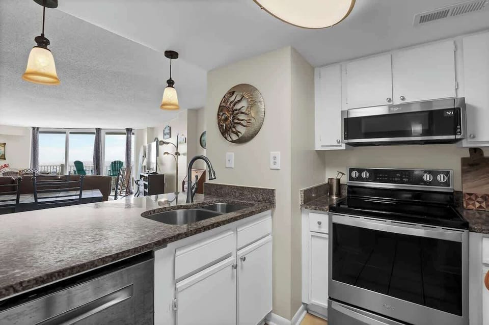 A bright, open kitchen space that makes cooking a breeze.