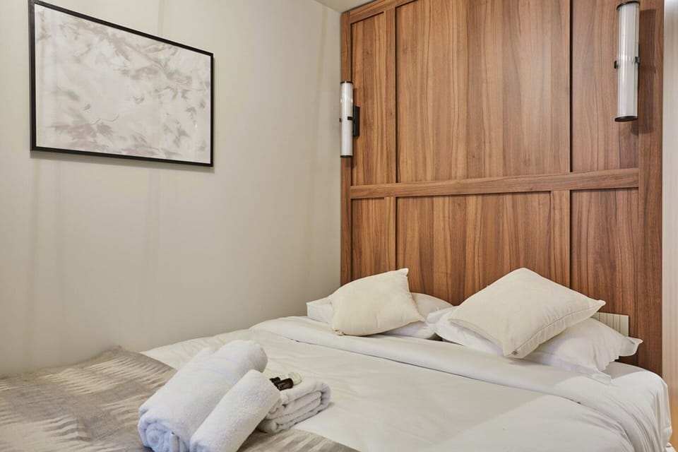 Apartment | Laptop workspace, iron/ironing board, bed sheets