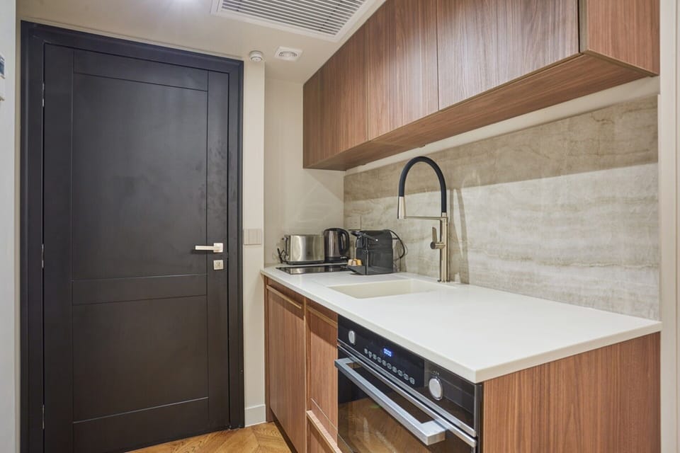 Apartment | Private kitchen | Fridge, microwave, oven, stovetop