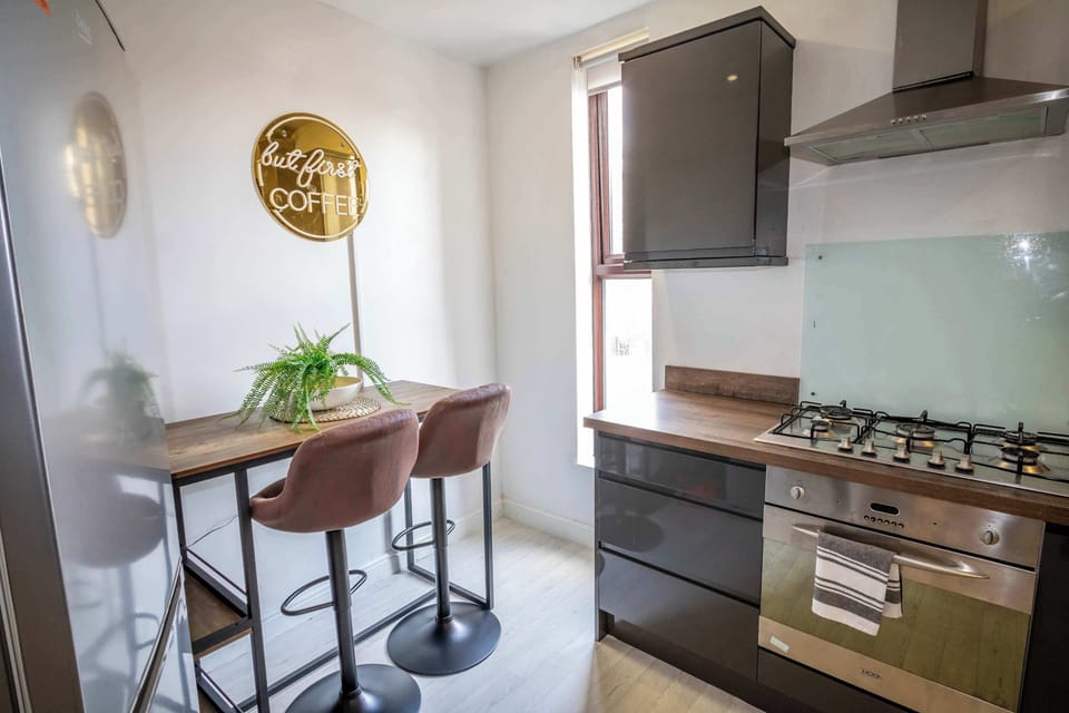Cook up a feast with a full-size oven and gas hob, plus bar seating for casual dining