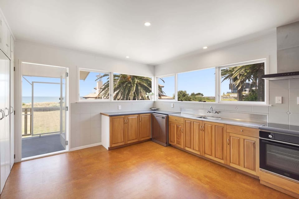 Extensive kitchen