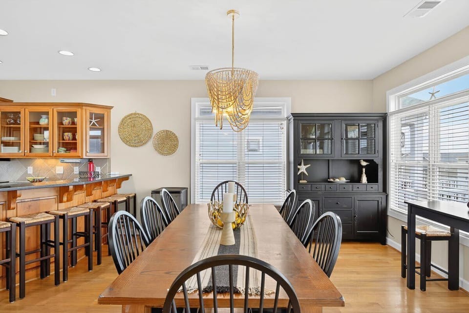 Ample seating for the entire extended family!