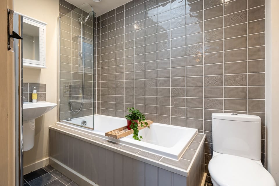 King's Cottage Bathroom - StayCotswold