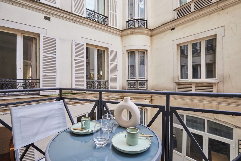 Balcon avec table et 2 chaises