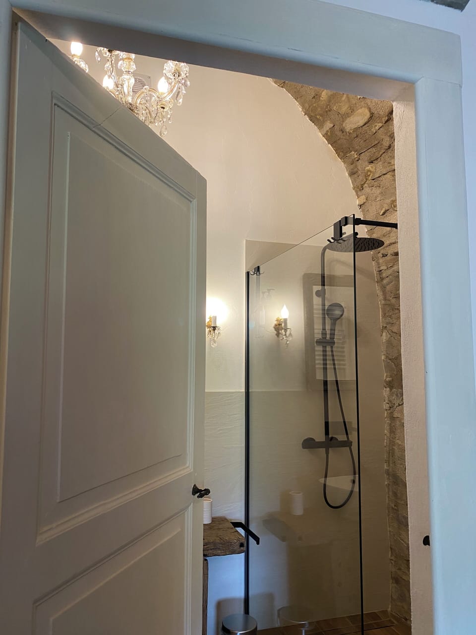 Suites 3 | Bathroom | Shower, hair dryer, towels, soap