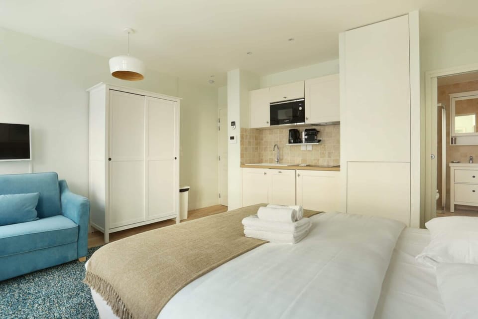 Apartment | Laptop workspace, iron/ironing board, bed sheets