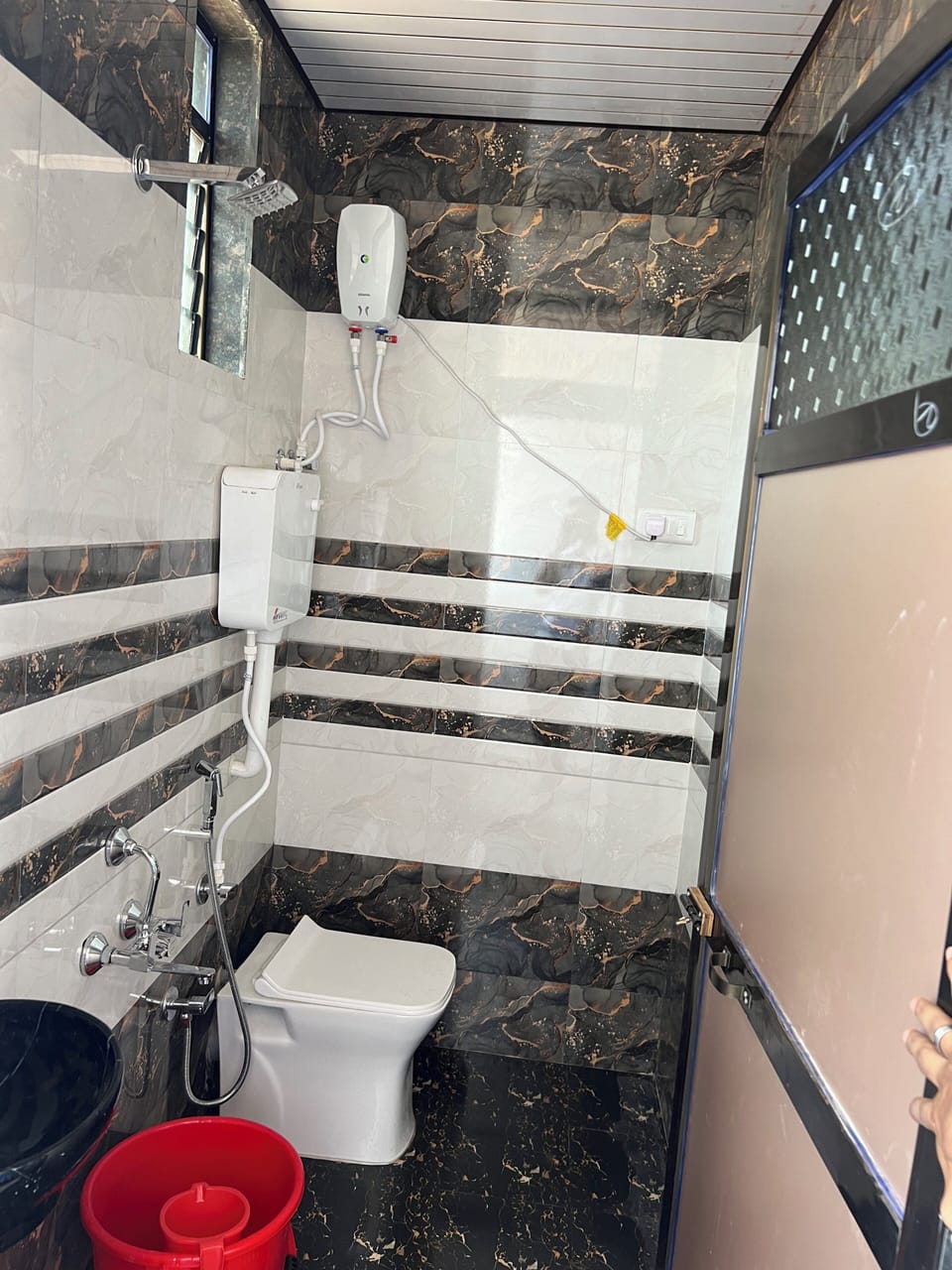 Family Room | Bathroom | Shower, towels, soap, shampoo