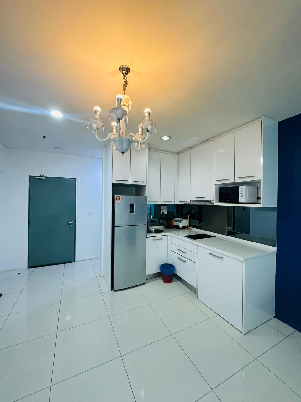 Deluxe Room | Private kitchen | Fridge, microwave, stovetop, cookware/dishes/utensils