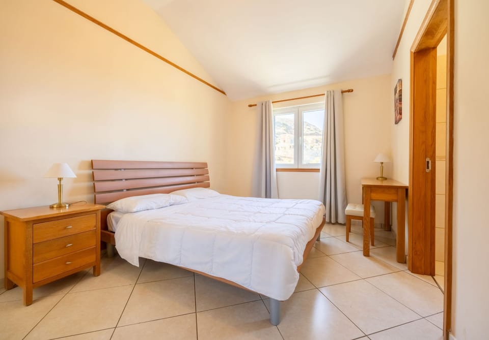 House | 3 bedrooms, desk