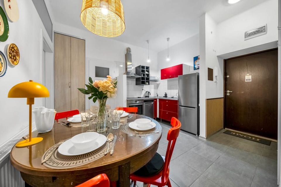 Dining Area | Book Now with RENTUJEMY.COM