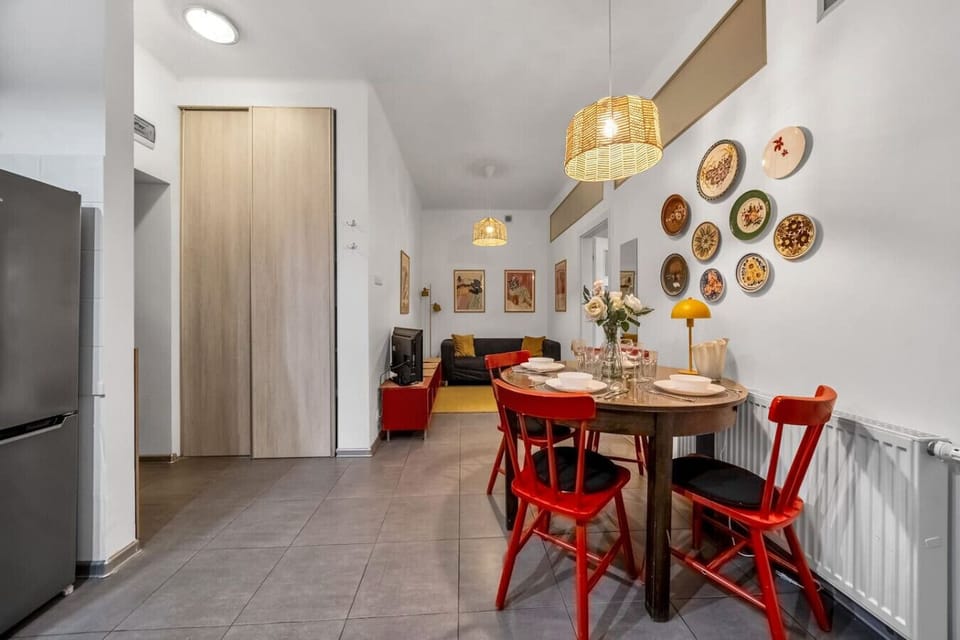 Dining Area | Book Now with RENTUJEMY.COM