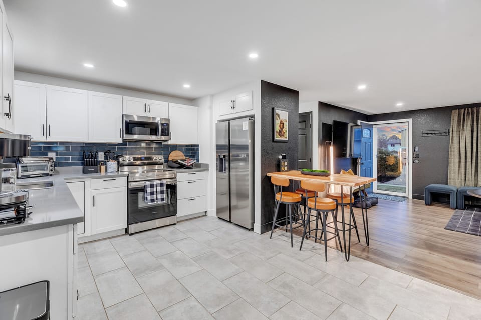 Fully stocked eat-in kitchen on the main level