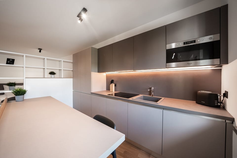 Handleless kitchen in grey and wood tones