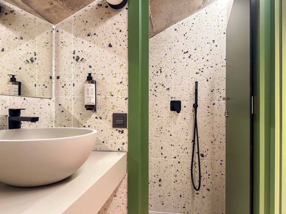 Classic Double Room, Private Bathroom | Bathroom | Shower, free toiletries, hair dryer, towels