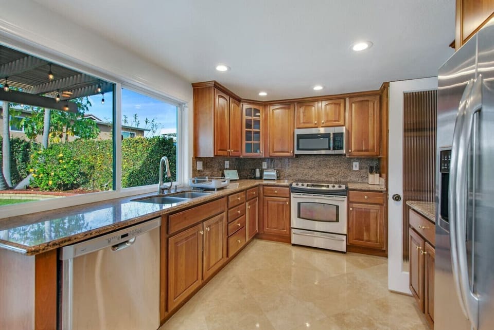 fully equipped kitchen, complete with stainless steel appliances and granite countertops.