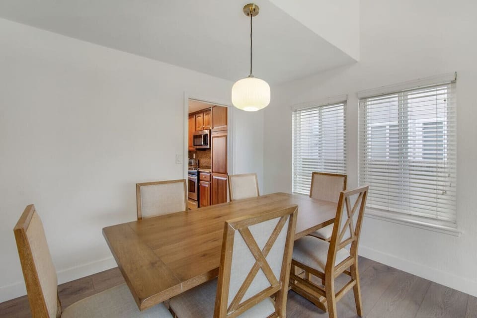 Dining table 6 seaters