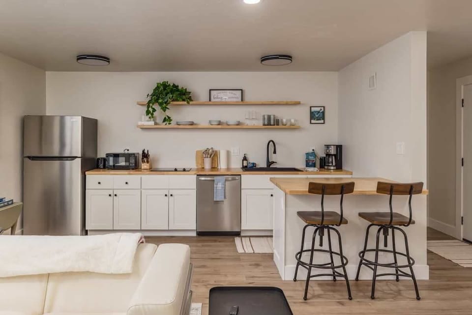 Kitchen are w/electrical stovetop 