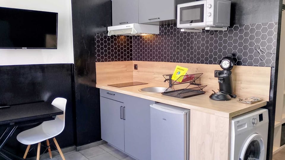 CUISINE EQUIPEE/ MICRO ONDE/ SENSEO