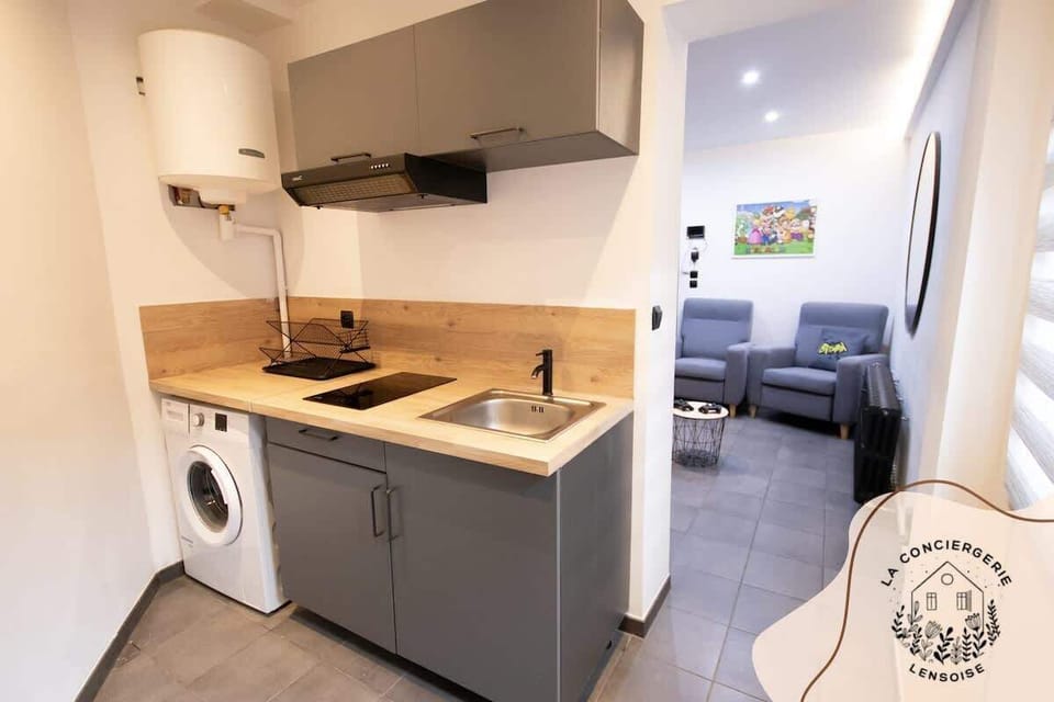 A DROITE PORTE QUI DONNE ACCES A LA TERRASE
MACHINE A LAVER
PLAQUE VITRO
SENSEO