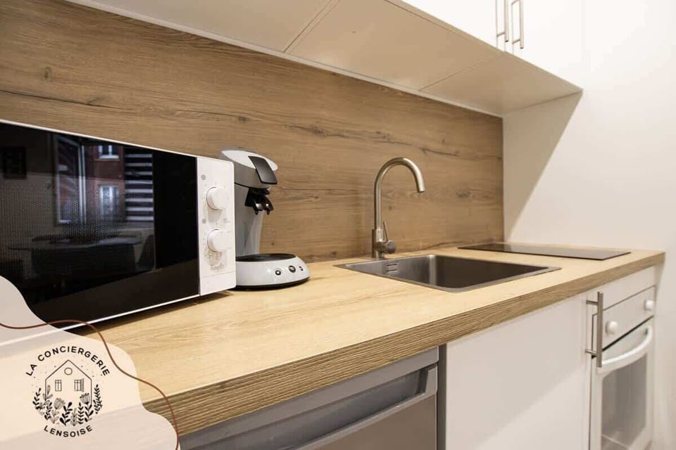 CUISINE EQUIPEE
FOUR 
PLAQUE DE CUISON
MICRO ONDE
SENSEO
