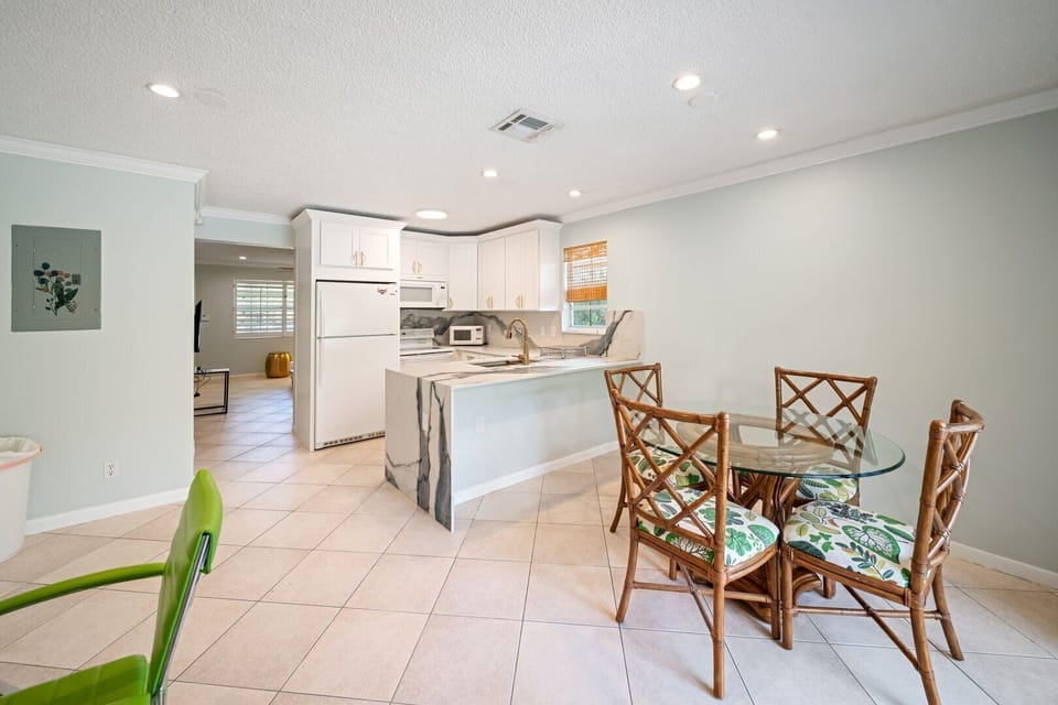 Kitchen & dining area