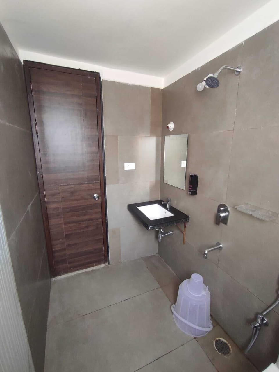 Deluxe Double Room | Bathroom | Shower, free toiletries, soap, toilet paper