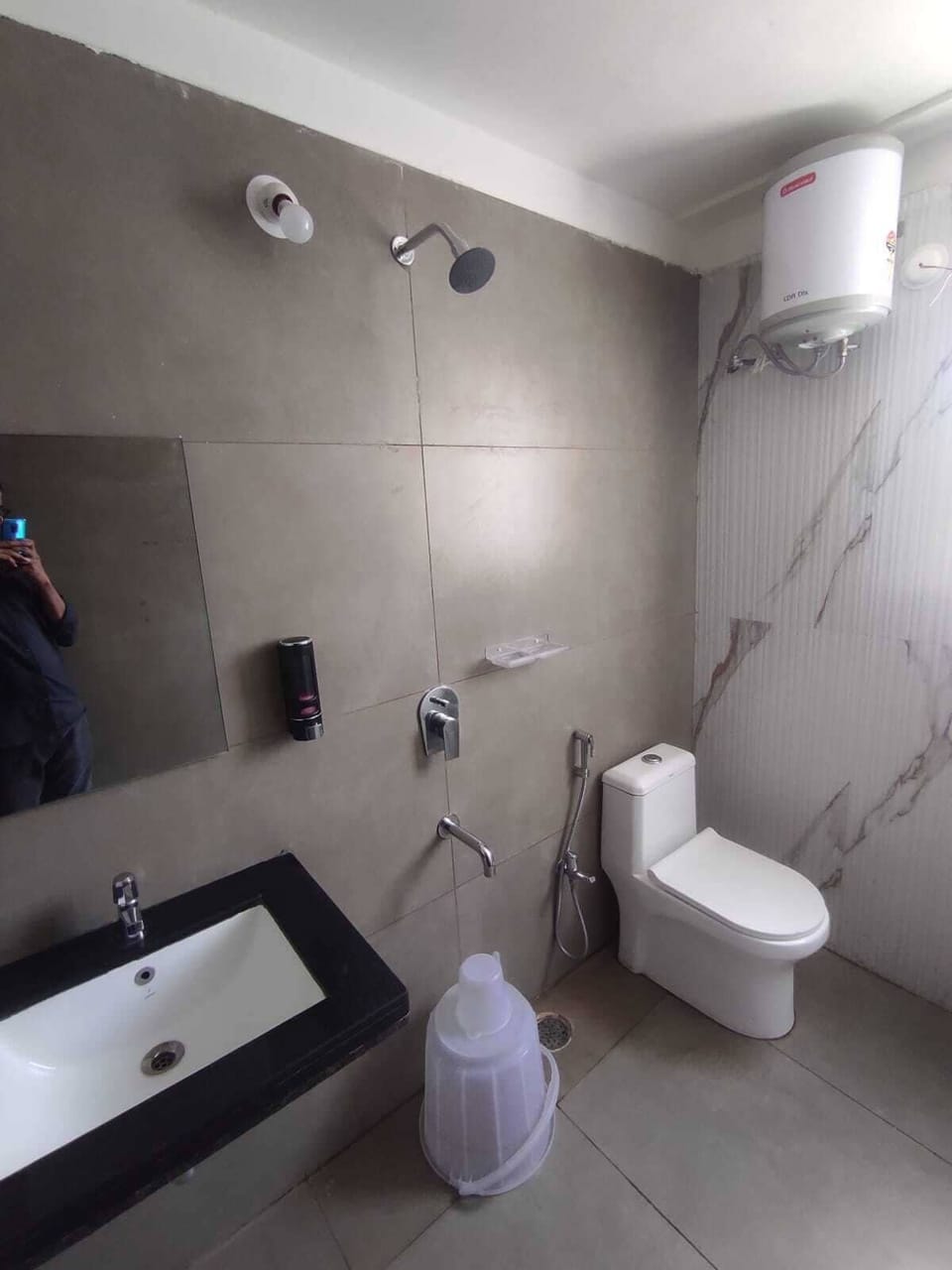Deluxe Double Room | Bathroom | Shower, free toiletries, soap, toilet paper