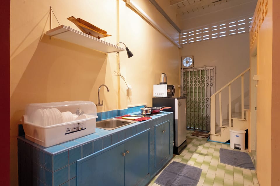 House, 2 Bedrooms | Private kitchenette | Fridge, stovetop, electric kettle, cookware/dishes/utensils