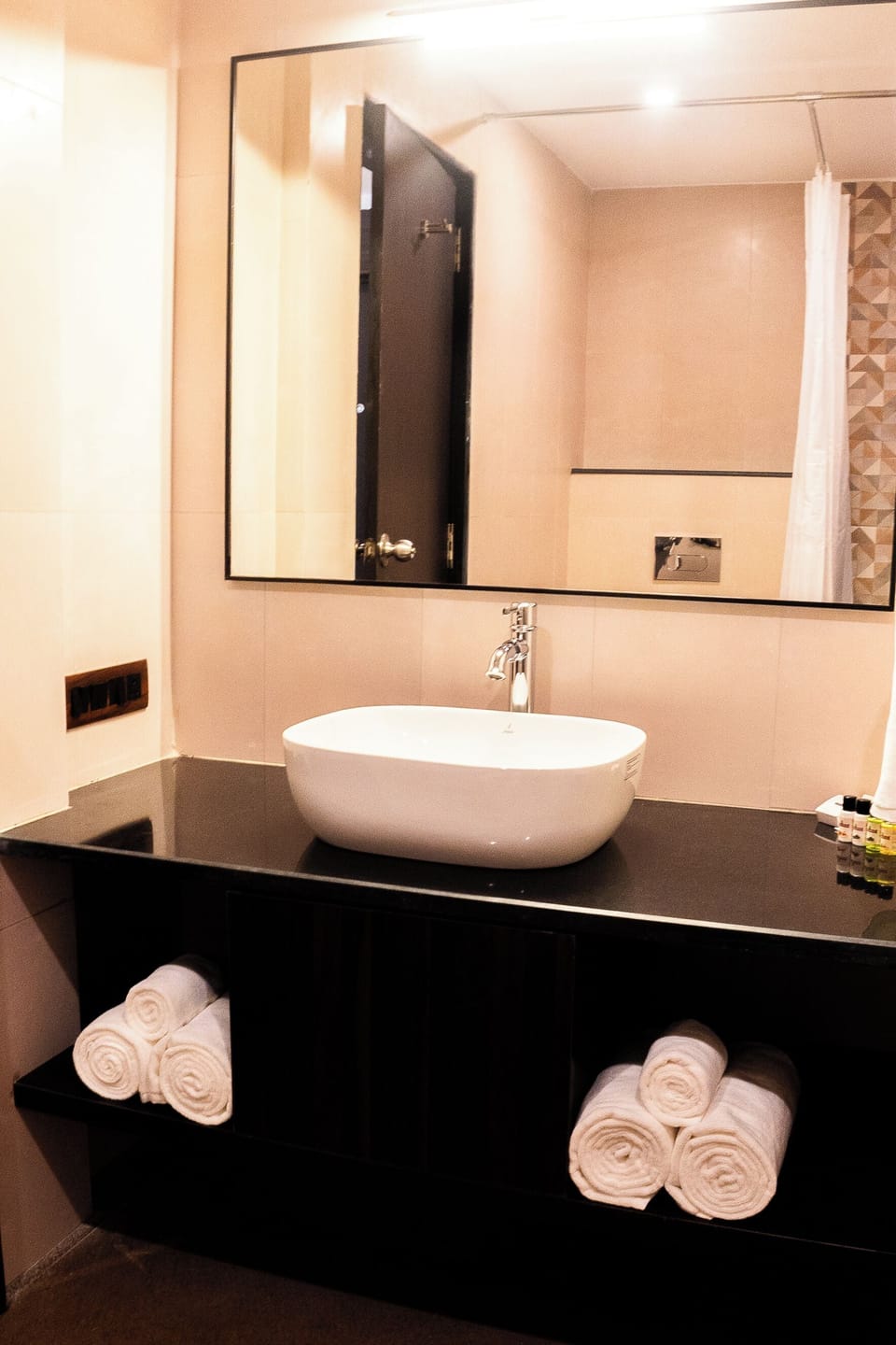 Deluxe Room | Bathroom | Shower, towels, soap, shampoo