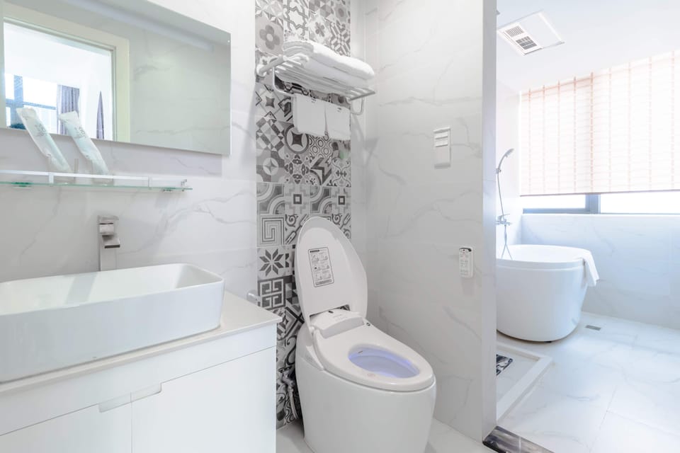 Family Quadruple Room, Non Smoking | Bathroom | Free toiletries, hair dryer, slippers, towels