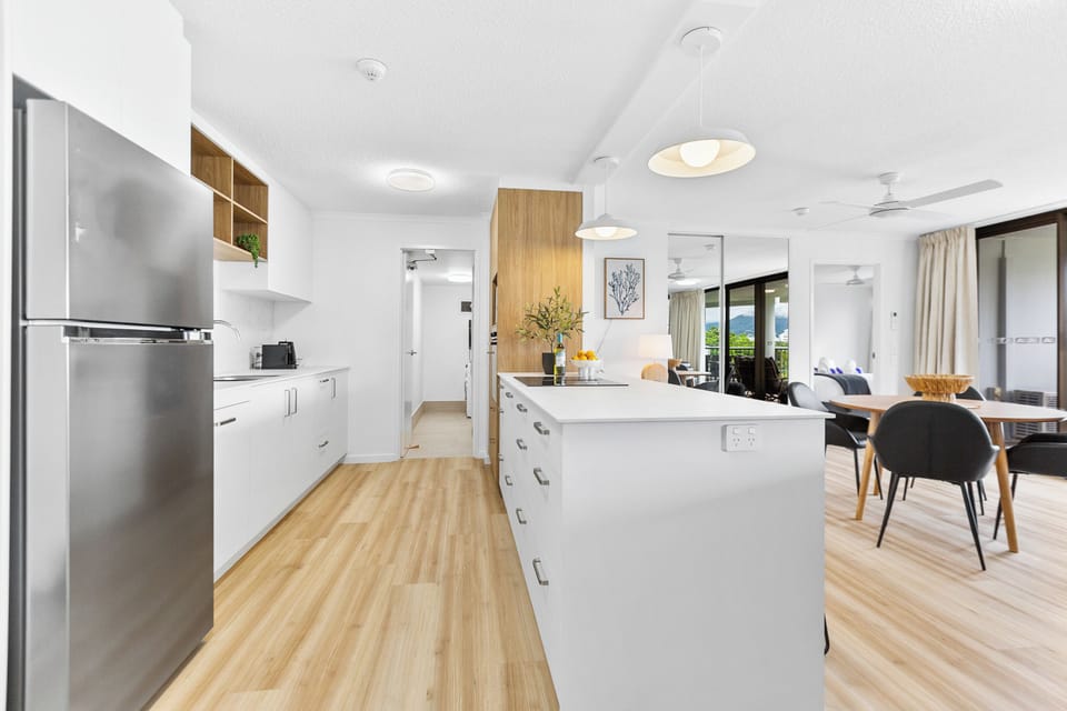 Deluxe Apartment, Balcony, Ocean View | Private kitchen | Microwave, oven, stovetop, dishwasher