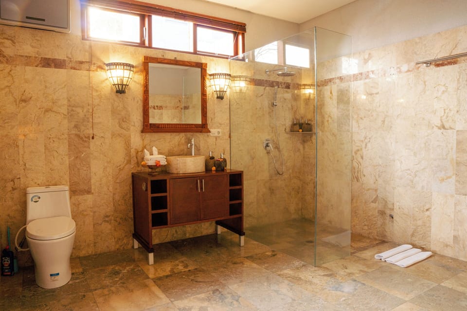 Luxury Suite, Sea View | Bathroom | Shower, free toiletries, hair dryer, slippers