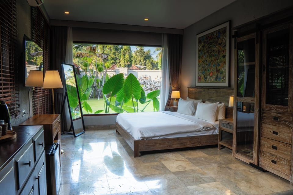 Luxury Suite, 1 King Bed, Non Smoking, Garden View | 1 bedroom, soundproofing, iron/ironing board, free WiFi