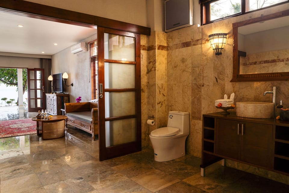 Luxury Suite, Sea View | Bathroom | Shower, free toiletries, hair dryer, slippers