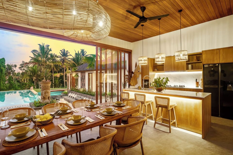 Comfort Villa, 6 Bedrooms, Pool View | Dining room