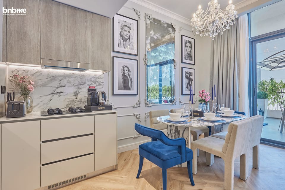 Deluxe Apartment, Balcony, City View | Dining room