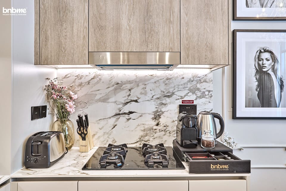 Deluxe Apartment, Balcony, City View | Private kitchen | Full-size fridge, microwave, oven, stovetop