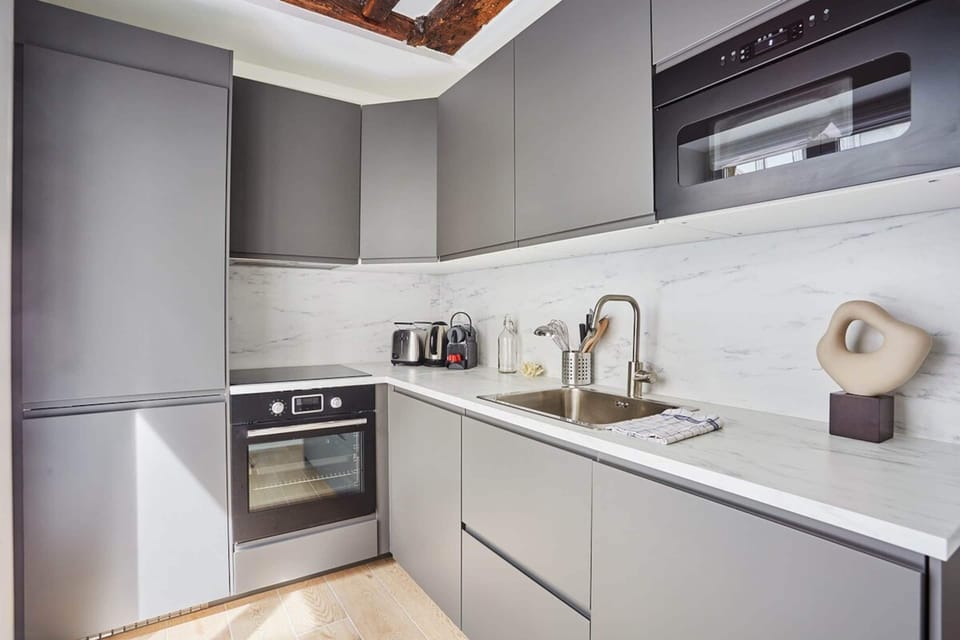 Apartment | Private kitchen | Fridge, microwave, oven, stovetop