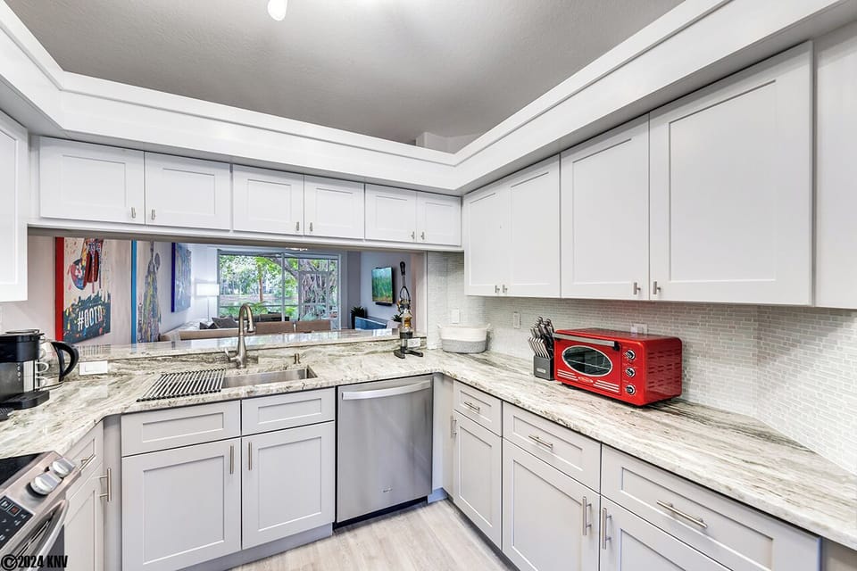 Gorgeous Kitchen has all the bells and whistles to you to entertain with ease