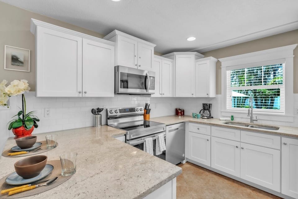 Bungalow, 1 Bedroom | Private kitchen | Coffee/tea maker, fridge, oven, toaster