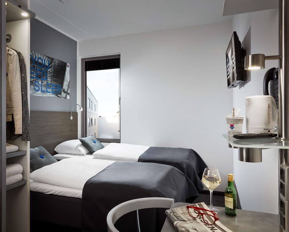 Commodore | Hypo-allergenic bedding, blackout drapes, iron/ironing board, free WiFi