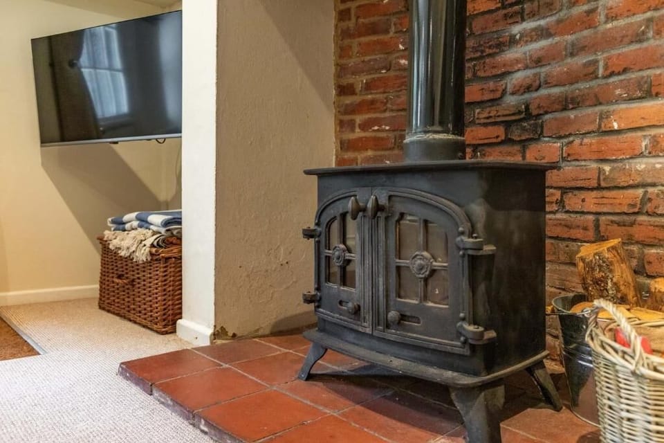 The Old Post Office, Docking - Host & Stay