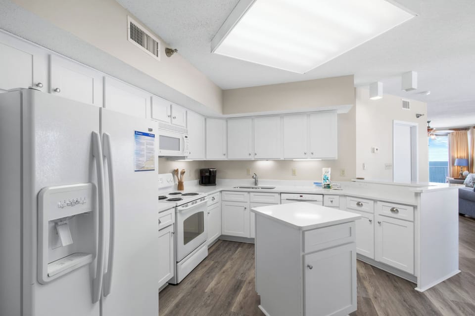 Deluxe Condo, 3 Bedrooms, Non Smoking, Beach View | Private kitchen | Fridge, microwave, oven, stovetop