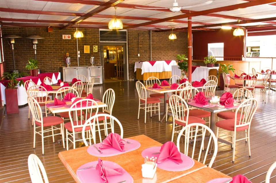 2 restaurants; breakfast, lunch, and dinner served