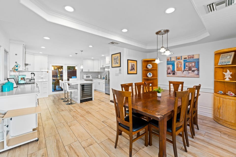 The dining area offers seating for 8