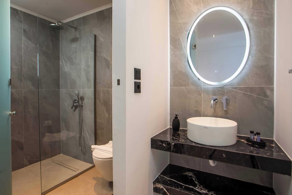 Junior Suite Sea View | Bathroom | Shower, hair dryer, towels, soap