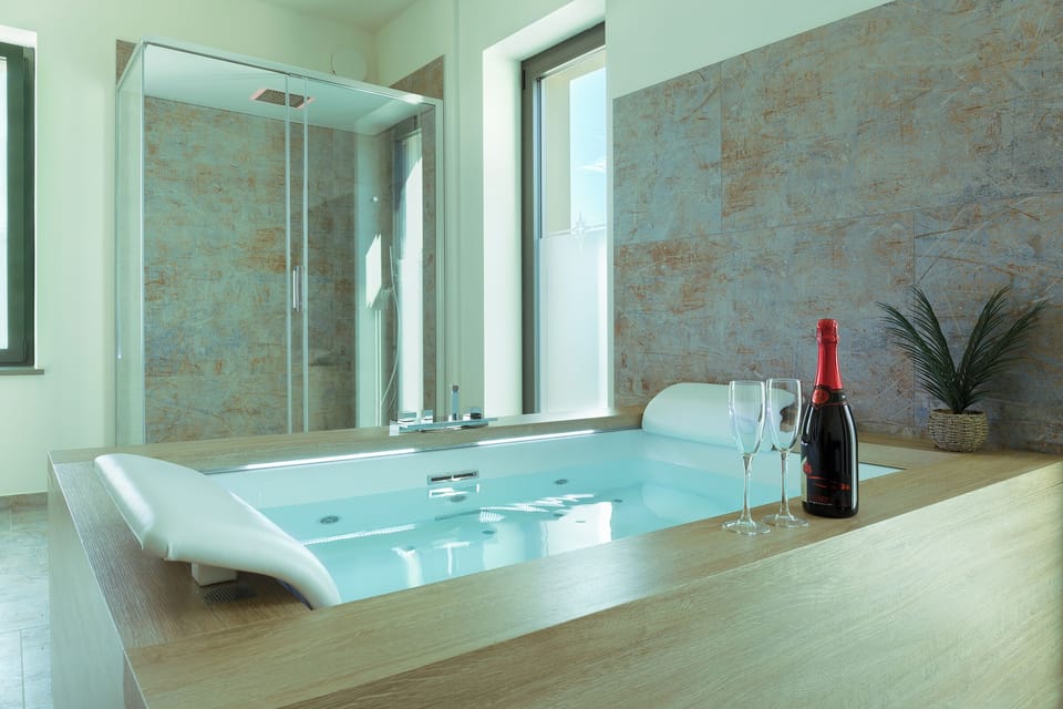 Luxury Studio Suite, Private Bathroom, Pool View | Free WiFi, bed sheets