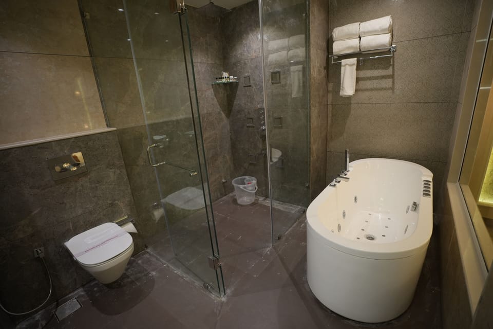 Shower, free toiletries